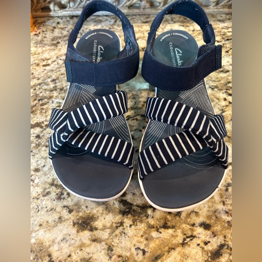 Clark’s Arla Gracie Navy Blue & White Cloudsteppers Sandals size 7.5